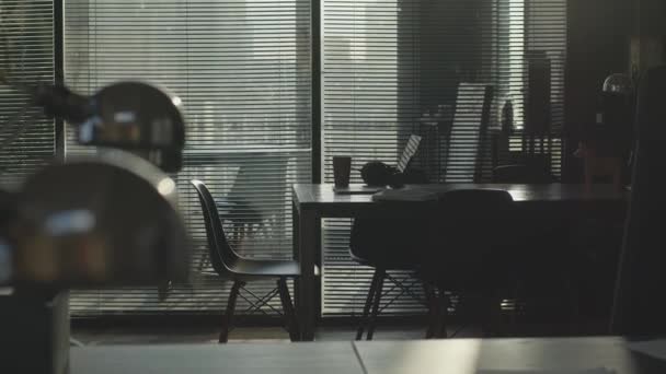 Mladý, pohledný muž pracuje v kancelářských prostorách. — Stock video