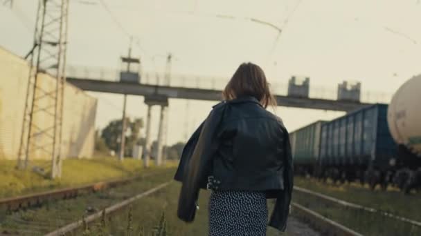 Krásné filmové záběry s mladou dívkou tančící na železnici. — Stock video