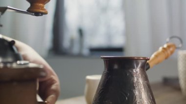 Bir Türk 'te taze öğütülmüş aromatik kahve hazırlıyorum..