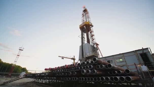 石油ガス産業における石油プラットフォーム上の掘削リグの操作. — ストック動画