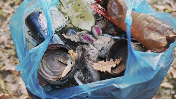 Närbild av en blå sopsäck med metall-, plast- och organiskt avfall — Stockvideo