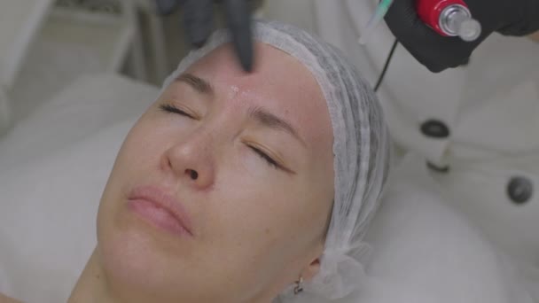 Close-up van een jonge vrouw in een schoonheidssalon op een cosmetische ingreep. — Stockvideo