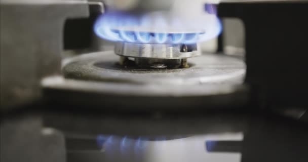 Крупный план спонтанного сгорания газовой горелки — стоковое видео