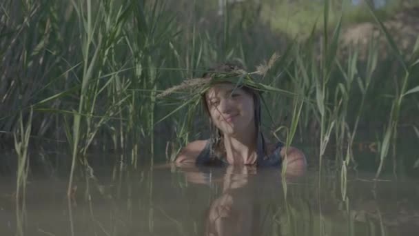 Krásná vodní panna s věnečkem na hlavě, z vody vychází úsměv — Stock video