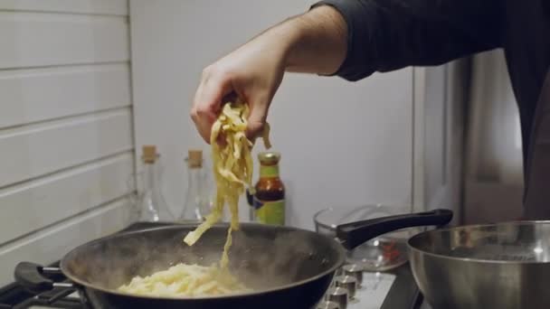 Groenten en kip roosteren in een wok boven een vuur. Koken Aziatische keuken. — Stockvideo