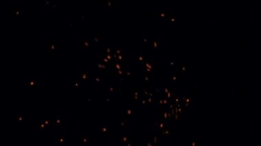 Gece gökyüzündeki büyük ateşten yükselen kızgın kıvılcımlar, ağır çekimde..