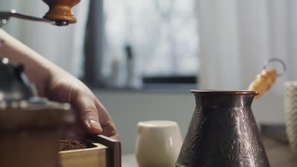 Крупный план того, как гранулы молотого кофе выливаются в турка — стоковое видео