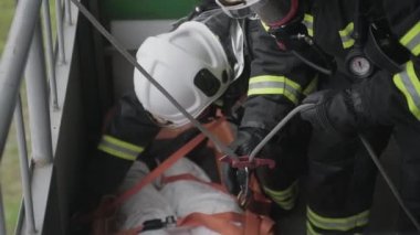 Birlikteki profesyonel itfaiyecilere ders vermek.. 