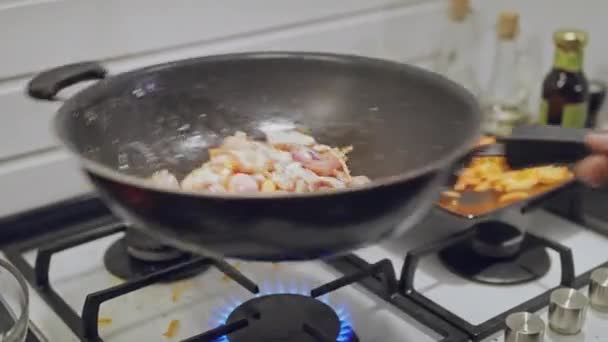 Ψήνοντας λαχανικά και κοτόπουλο σε ένα γουόκ πάνω από μια φωτιά. Μαγειρική ασιατική κουζίνα. — Αρχείο Βίντεο