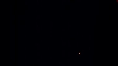 Gece gökyüzündeki büyük ateşten yükselen kızgın kıvılcımlar, ağır çekimde..
