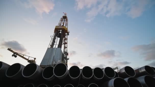 Operation of a drilling rig on an oil platform in the oil and gas industry. — Stock Video