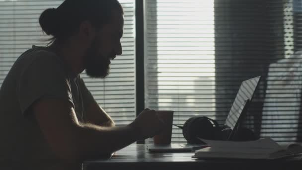 Ein junger Angestellter verweilt nach einem Arbeitstag im Büro. Überstunden. — Stockvideo