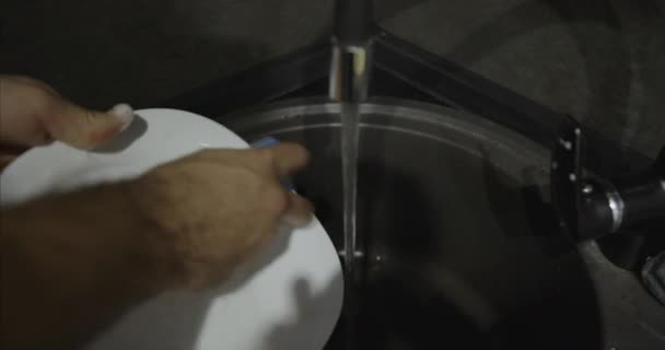 Крупный план процесса мытья посуды. Тарелку смывают под воду. — стоковое видео