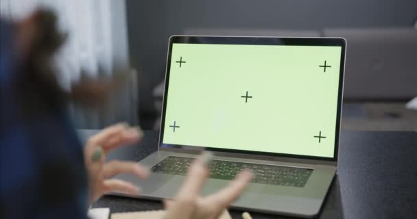 Närbild av en bärbar datorskärm med en grön skärm och spårmarkörer. — Stockvideo
