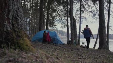 Birbirine aşık genç çift ormanda kamp kurmuş dinleniyor..