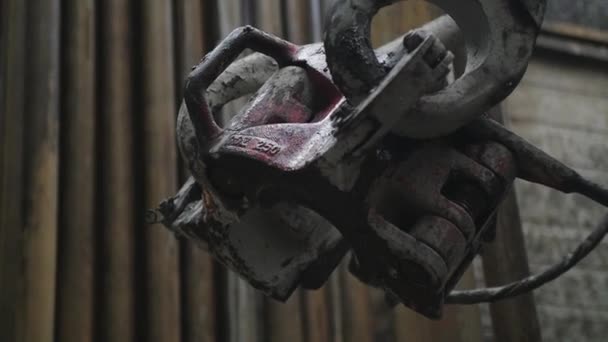 Das Bohrrohr wird durch eine Drehscheibe auf der Erdölbohranlage gedreht. — Stockvideo