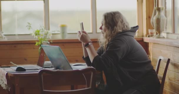 Une jeune femme regarde l'écran du téléphone avec un regard sérieux et inquiet. — Video