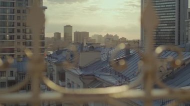 Şehrin batan güneşin altında sinematik bir görüntüsü..