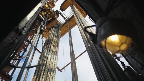 Top Drive System TDS and Derrick of Oil Drilling Rig. Oil and Gas Drilling Rig — Stock Video