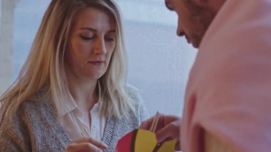 Ofisteki bir kaç meslektaşım öğle yemeğinde erişte yiyorlar..