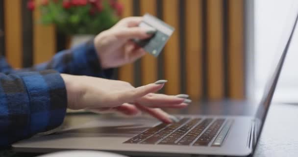 Großaufnahme eines Mädchens beim Tippen von Bankkartendaten für Online-Einkäufe am Laptop Lizenzfreies Stock-Filmmaterial