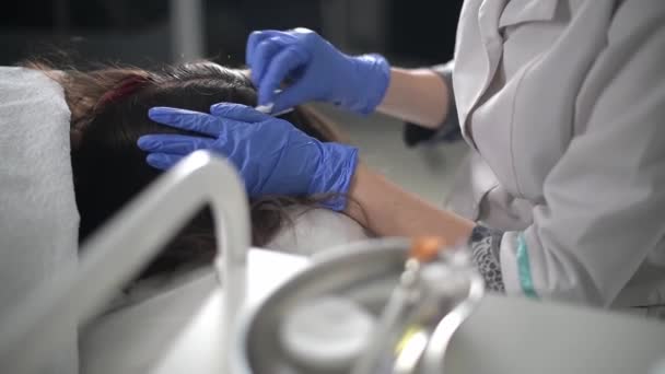 Il dottore inietta iniezioni nel cuoio capelluto. Una procedura per rafforzare i capelli delle donne. — Video Stock