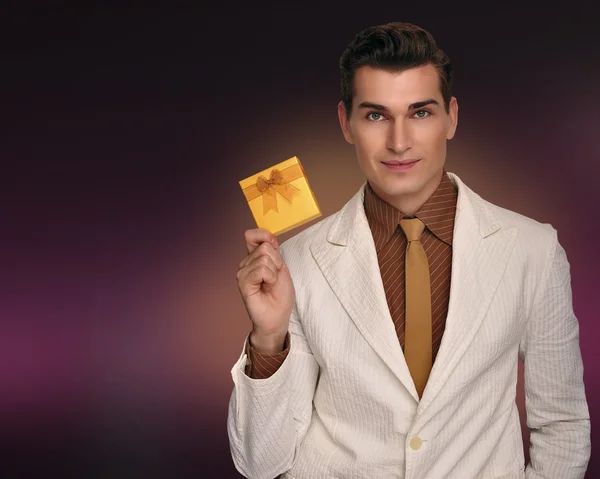 Hombre guapo con un regalo . —  Fotos de Stock