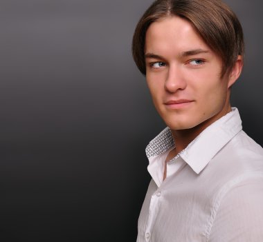 yakışıklı bir adam portresi. erkek model.