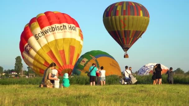 Balões de ar quente coloridos, Aerostat a sobrevoar o vale. Kiev, Ucrânia, 09.30.2021 — Vídeo de Stock