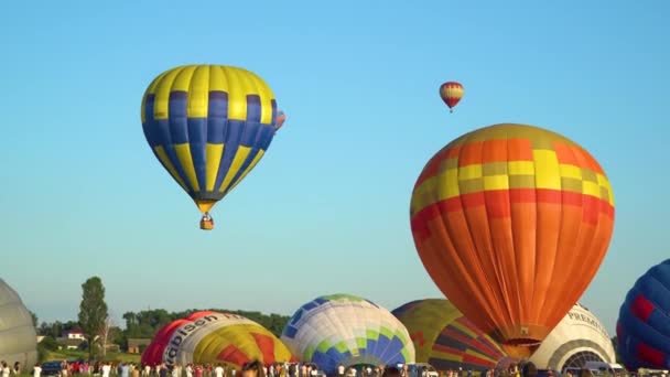 Bunte Heißluftballons, Aerostat fliegt über das Tal. Kiew, Ukraine, 30.9.2021 — Stockvideo