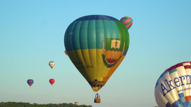 Kolorowe balony na ogrzane powietrze, Aerostat przelatujący nad doliną. Kijów, Ukraina, 09.30.2021 — Wideo stockowe