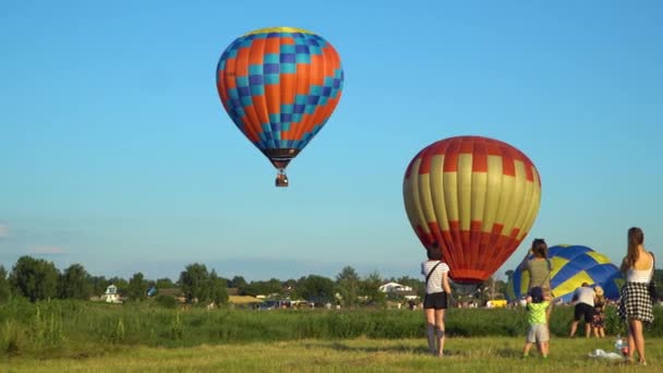 Balões de ar quente coloridos, Aerostat a sobrevoar o vale. Kiev, Ucrânia, 09.30.2021 — Vídeo de Stock