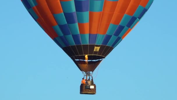 五彩缤纷的热气球,风信子在山谷上空飞舞.乌克兰基辅，09.30.2021 — 图库视频影像
