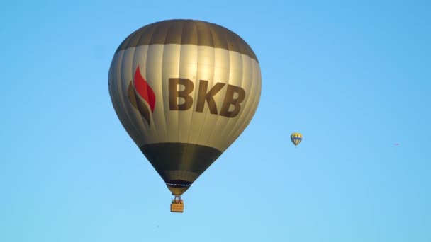 Barevné horkovzdušné balóny, Aerostat letící nad údolím. Kyjev, Ukrajina, 09.30.2021 — Stock video