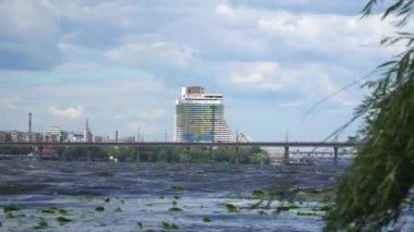 Binanın üzerinde Ukrayna 'nın ulusal amblemi