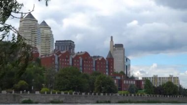 Kulelerin panoramik manzarası, Ukrayna 'daki Dnipro Nehri yakınlarındaki gökdelenler. Dinyester şehri.