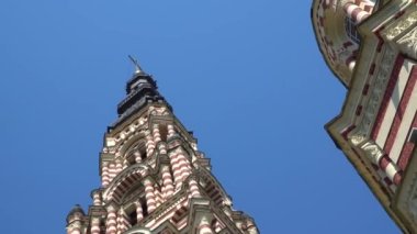 En büyük Doğu Ortodoks kiliselerinden biri olan Annunciation Cathedral, Neo-Bizans tarzında inşa edildi. Kharkiv, Ukrayna, 20.09.2022