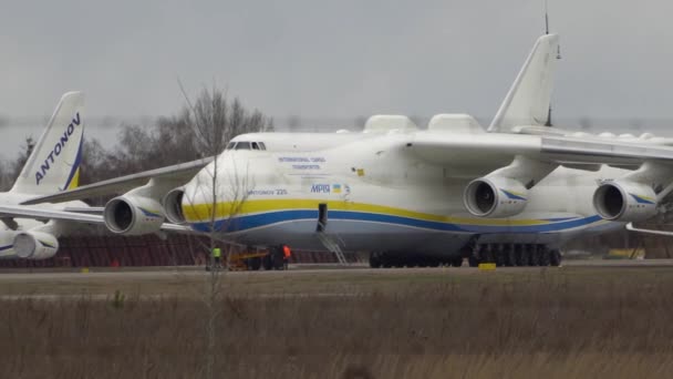 Antonov 225 ayrıca dünyanın en büyük uçağı olan AN-225 olarak da bilinir. Gostomel, Ukrayna 28.01.2022 — Stok video