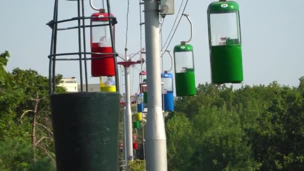 Lanovka s různými barevnými kabinami ve veřejném parku. — Stock video