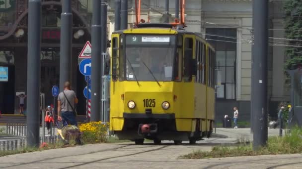 Schöne gelbe Straßenbahn auf den Straßen der Altstadt, Lviv, Ukraine. 14.08.2022 — Stockvideo