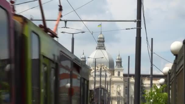 Piękny żółty tramwaj na ulicach starego miasta, Lwów, Ukraina, 14.08.2022 — Wideo stockowe
