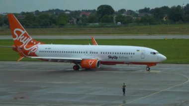 Kalkıştan önce uçak taksileri. Kadın bir pilot. Lviv, Ukrayna, 05.07.2022