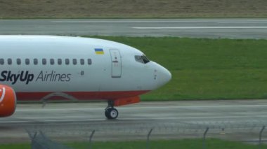 Kalkıştan önce uçak taksileri. Kadın bir pilot. Lviv, Ukrayna, 05.07.2022