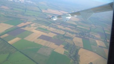 72-600 numaralı beyaz yolcu uçağı dönüş yapıyor..