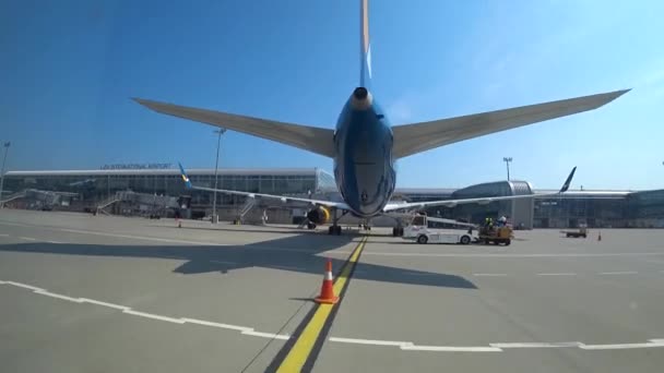 Avião comercial estacionando no aeroporto. Lviv, Ucrânia, 29.09.2022 — Vídeo de Stock