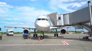 Çalışan bir uçak motorunu kapat. Kyiv, Ukrayna 20.09.2021