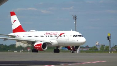 Avusturya Havayolları 'nın uçakları havaalanına indikten sonra piste inerler. Kyiv, Ukrayna 20.09.2021