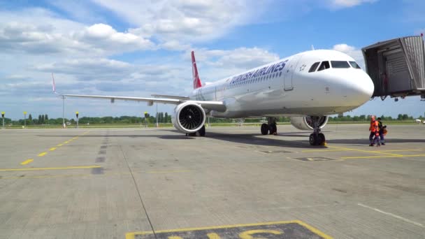 Εμπορικό αεροπλάνο της Turkish Airlines ετοιμάζεται για αναχώρηση στο αεροδρόμιο. Κίεβο, Ουκρανία 20.09.2021 — Αρχείο Βίντεο