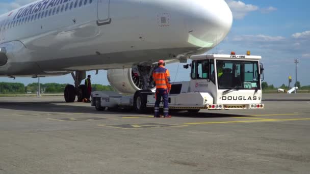 Aereo commerciale della Turkish Airlines che si prepara alla partenza in aeroporto. Kiev, Ucraina 20.09.2021 — Video Stock