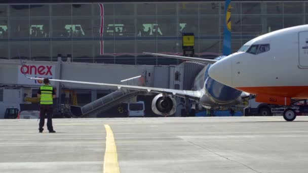 Aviões comerciais da Skyup Airlines se preparando para a partida no aeroporto. Kiev, Ucrânia 20.09.2021 — Vídeo de Stock